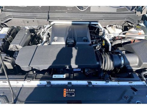 Used 2025 Chevrolet Colorado Z71 w/ Technology Package AWD/4WD image 11