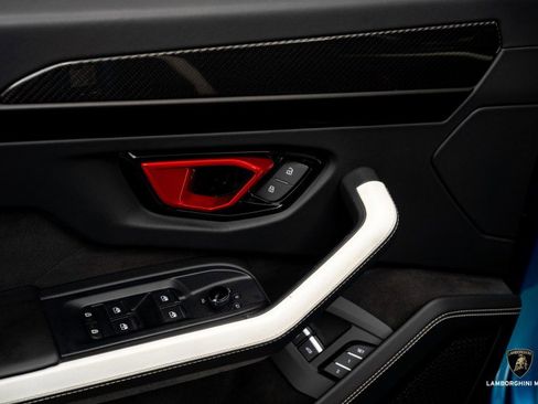Used 2025 Lamborghini Urus SE image 20