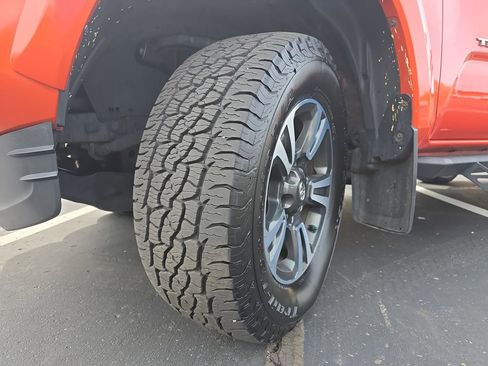 Used 2018 Toyota Tacoma TRD Sport AWD/4WD image 34