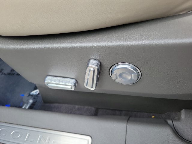 Used 2024 Lincoln Nautilus Premier AWD/4WD image 7
