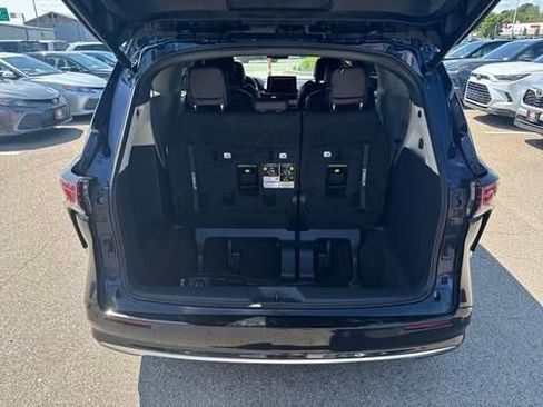 Used 2024 Toyota Sienna Platinum image 11