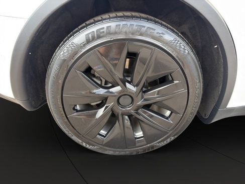 Used 2021 Tesla Model Y Long Range AWD/4WD image 23