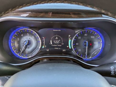 Used 2023 Chrysler Pacifica Limited image 31