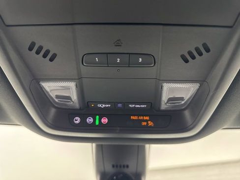 Used 2023 Buick Enclave Essence image 19