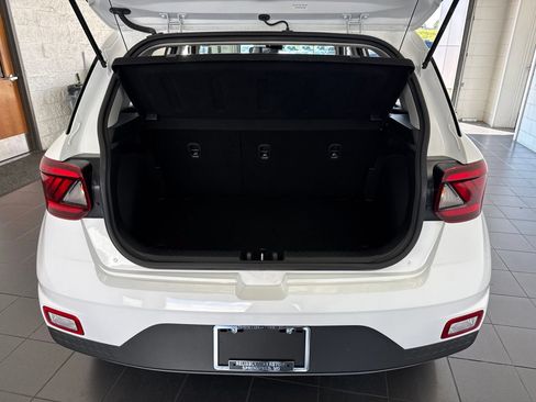 Used 2025 Hyundai Venue SEL FWD image 9