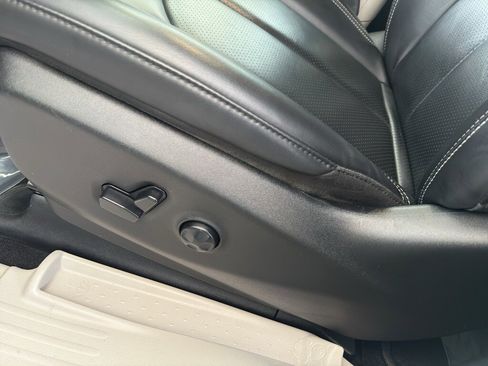 Used 2023 Chrysler Pacifica Touring-L image 8