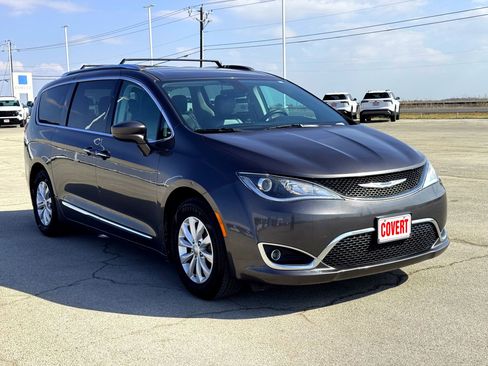 Used 2019 Chrysler Pacifica Touring-L image 4
