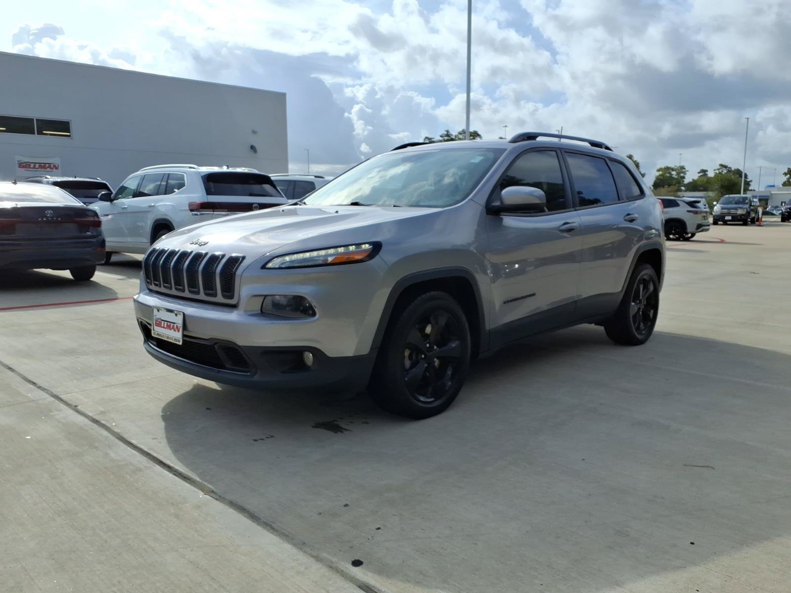 Used 2018 Jeep Cherokee Latitude w/ Altitude Package FWD image 2