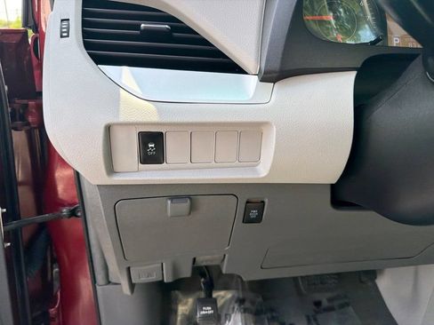 Used 2017 Toyota Sienna LE FWD image 19