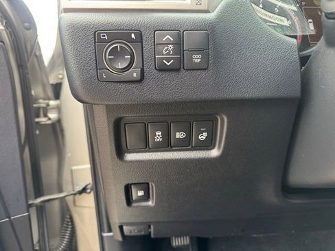 Used 2023 Lexus GX 460 Premium w/ Accessory Package AWD/4WD image 27