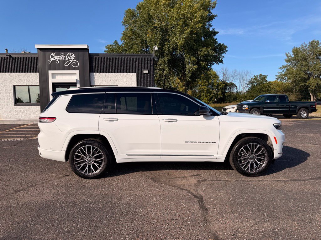 Used 2023 Jeep Grand Cherokee L Summit AWD/4WD image 3