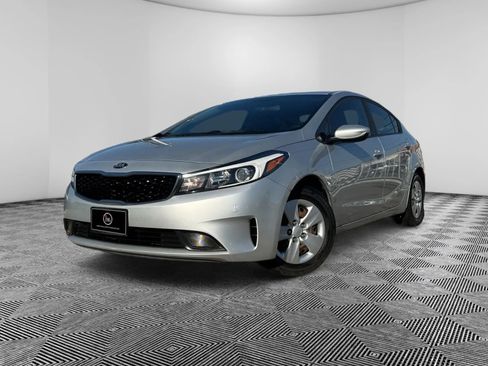 Used 2018 Kia Forte LX image 2