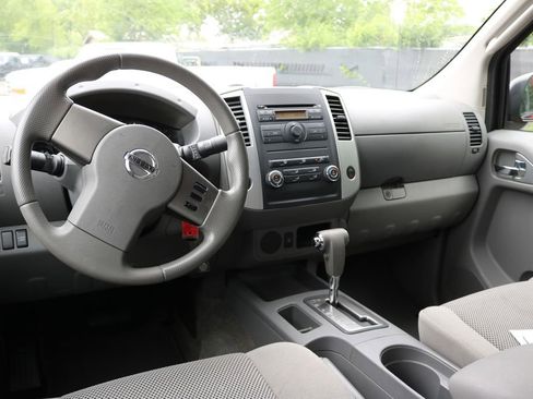 Used 2010 Nissan Frontier SE image 14