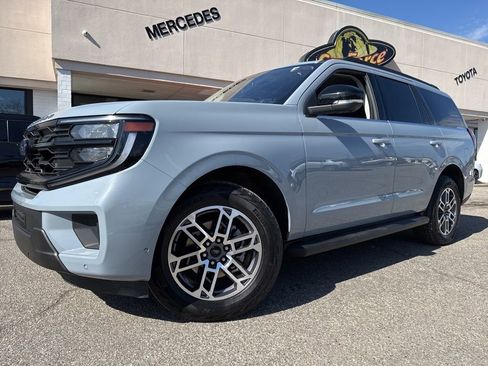 Used 2025 Ford Expedition Active image 4