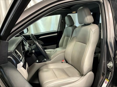 Used 2019 Toyota Highlander XLE image 10