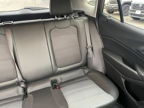 Used 2025 Chevrolet Trax LT image 35