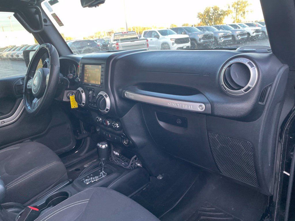 Used 2016 Jeep Wrangler Unlimited Sahara w/ Dual Top Group AWD/4WD image 15