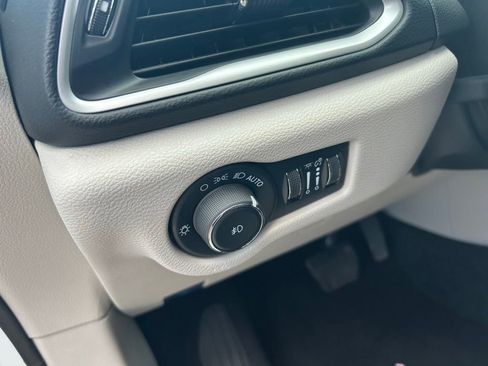 Used 2023 Chrysler Pacifica Touring-L FWD image 50
