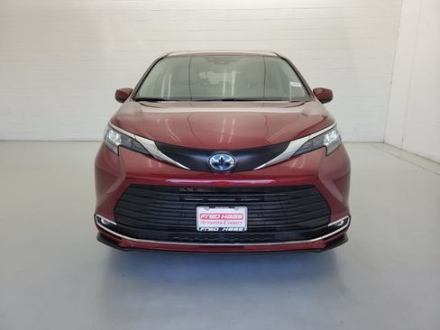 Used 2024 Toyota Sienna XLE FWD image 3