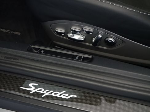 Used 2021 Porsche 718 Boxster Spyder RWD image 22