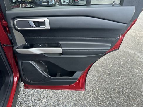 Used 2022 Ford Explorer XLT w/ Equipment Group 202A image 19