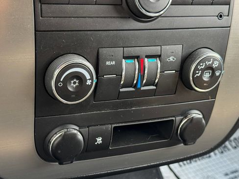 Used 2011 Chevrolet Suburban 2500 image 33