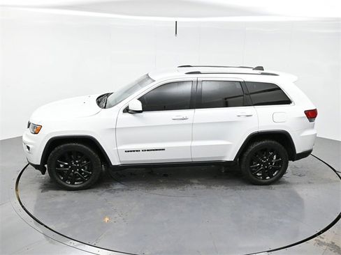 Used 2020 Jeep Grand Cherokee Laredo image 20