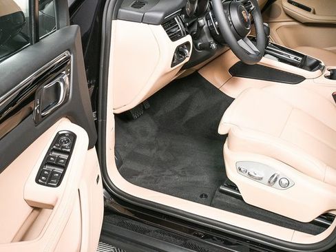 Certified 2025 Porsche Macan image 8