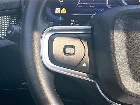 Used 2025 Volvo XC40 B5 Plus image 26