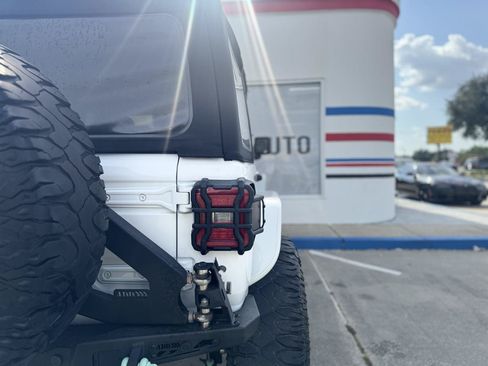 Used 2018 Jeep Wrangler Unlimited Rubicon AWD/4WD image 32