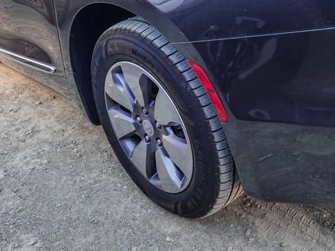 Certified 2019 Chrysler Pacifica Limited image 17