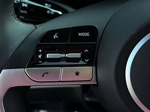 Certified 2025 Hyundai Elantra Limited FWD image 18