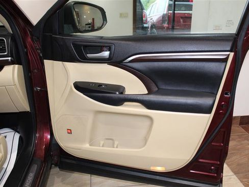 Used 2015 Toyota Highlander Limited AWD/4WD image 32