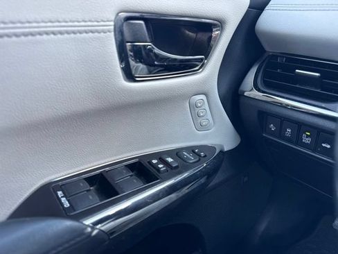 Used 2018 Toyota Avalon Limited FWD image 19