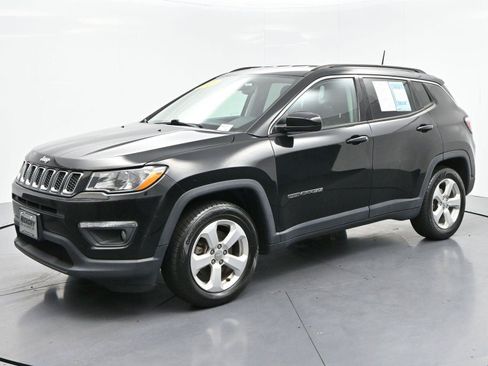 Used 2018 Jeep Compass Latitude FWD image 3