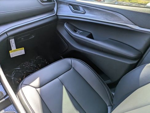 New 2025 Jeep Grand Cherokee Limited w/ Black Appearance Package image 15