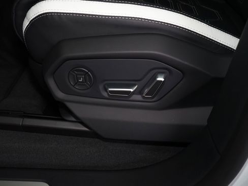 Used 2026 Lamborghini Urus SE image 32