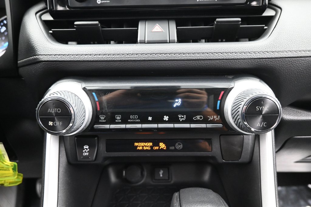 Used 2021 Toyota RAV4 LE AWD/4WD image 21