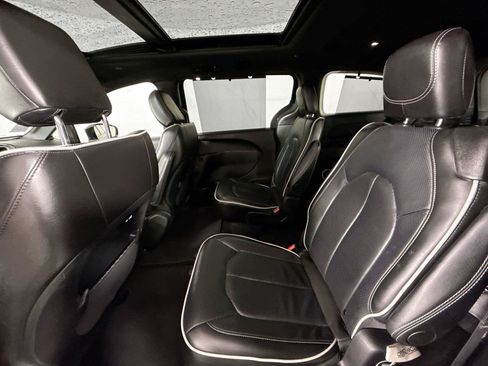 Used 2025 Chrysler Pacifica Limited FWD image 34