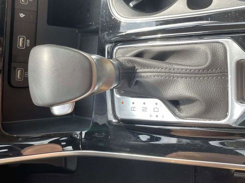 Used 2024 Kia Carnival EX image 17