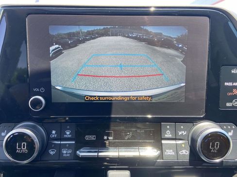 Used 2023 Toyota Highlander XLE FWD image 26