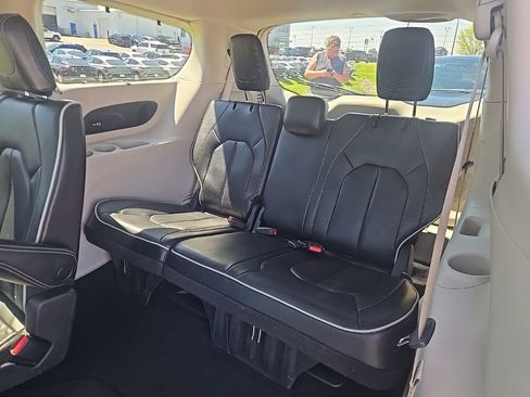 Used 2023 Chrysler Pacifica Limited image 10