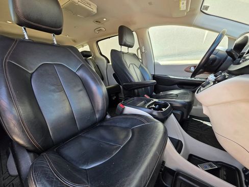 Used 2017 Chrysler Pacifica Touring-L FWD image 19