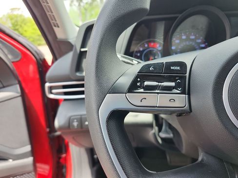 Used 2023 Hyundai Elantra SEL image 12