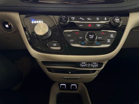 Used 2021 Chrysler Pacifica Touring-L w/ Uconnect Theater Family Group image 14