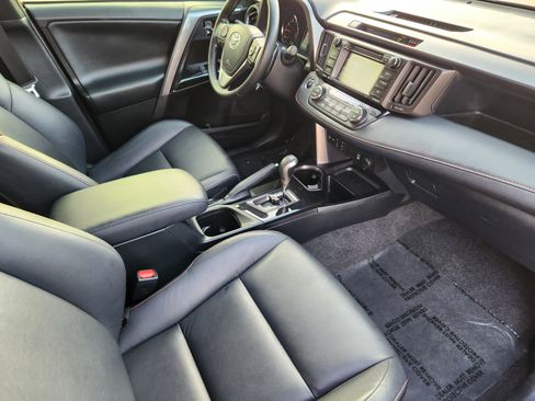 Used 2018 Toyota RAV4 SE image 17