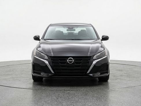 Used 2025 Nissan Altima 2.5 SV image 2