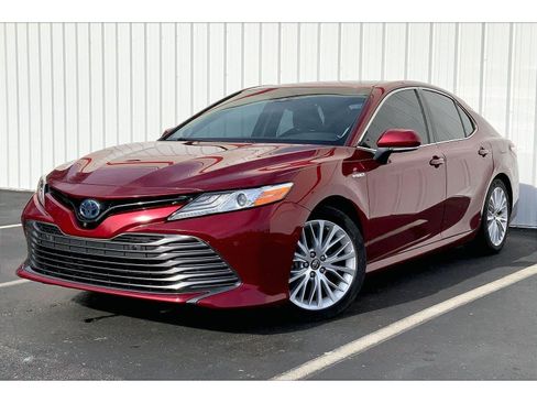 Used 2018 Toyota Camry XLE image 1