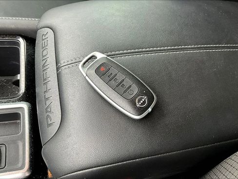 Used 2024 Nissan Pathfinder SL FWD image 34