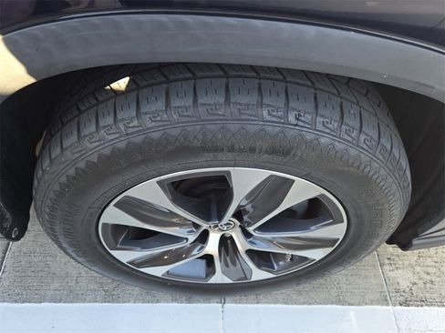 Used 2021 Toyota Highlander XLE image 6